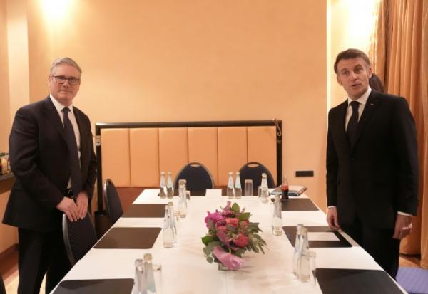 Le Premier ministre britannique Keir Starmer et le président français Emmanuel Macron lors d'une rencontre bilatérale à l'occasion de la Conférence de Munich sur la sécurité le 13 février 2026