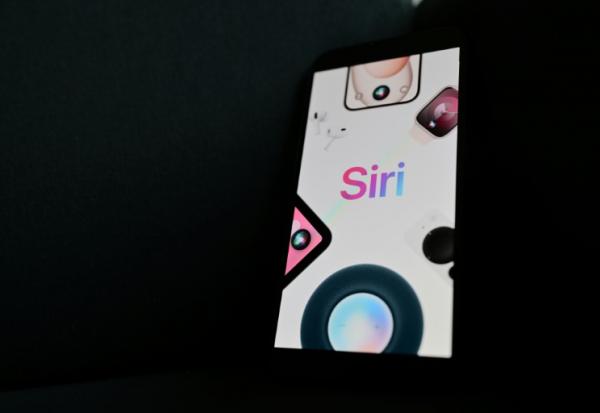 Siri, l'assistant numérique vocal développé par Apple, sur un écran de smartphone, le 14 février 2025