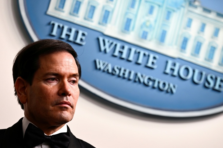 Le secrétaire d'Etat américain Marco Rubio écoute le président des Etats-Unis, Donald Trump, s'exprimer face à la presse, le 25 avril 2026 à Washington