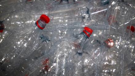 Industriels, élus, distributeurs et ONG ont discuté des modalités de mise en œuvre du plan plastique du gouvernement et de sa mesure la plus controversée, la consigne de la bouteille plastique pour recyclage