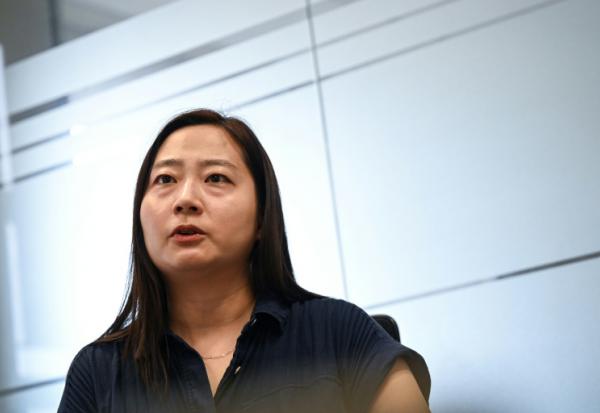 La Sud-Coréenne Baek Song-yi, qui fait campagne pour le droit des victimes de harcèlement au travail, le 17 juillet 2026 à Séoul