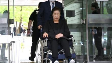 La cheffe de l'Eglise de l'Unification, Han Hak-ja, arrive au tribunal à Séoul le 22 septembre 2025