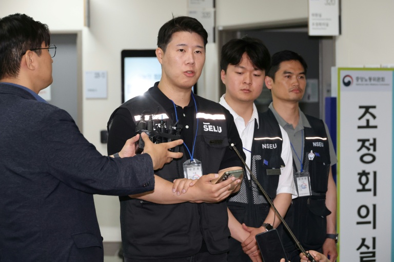 Choi Seung-ho (au centre), président du syndicat de Samsung Electronics, s'adresse aux journalistes à Sejong, en Corée du sud, le 20 mai 2026