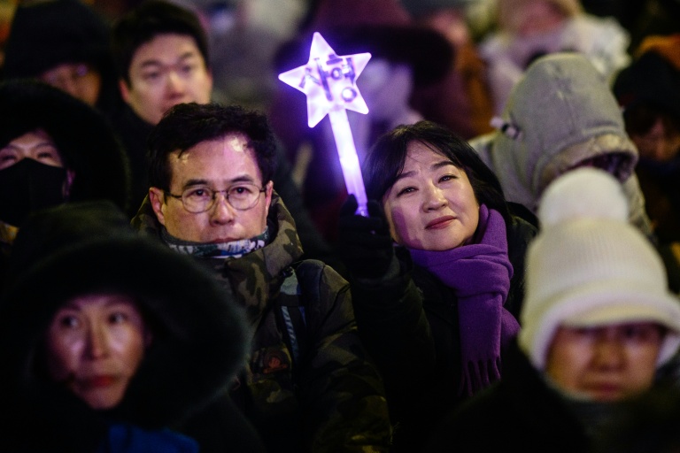 Des manifestants participent à un rassemblement près de l'Assemblée nationale à Séoul le 3 décembre 2025, pour marquer le premier anniversaire de la déclaration de la loi martiale par l'ancien président Yoon Suk Yeol