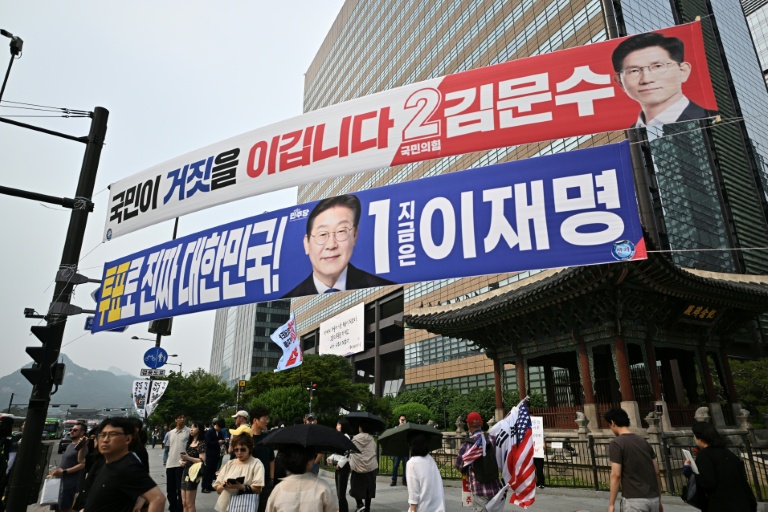 Des banderoles montrant Kim Moon-soo, le candidat à la présidence du Parti du Pouvoir au peuple (en haut, en rouge), et Lee Jae-myung, le candidat à la présidence du Parti démocrate (en bleu), quelques jours avant l'élection présidentielle du 3 juin à Séoul, le 31 mai 2025