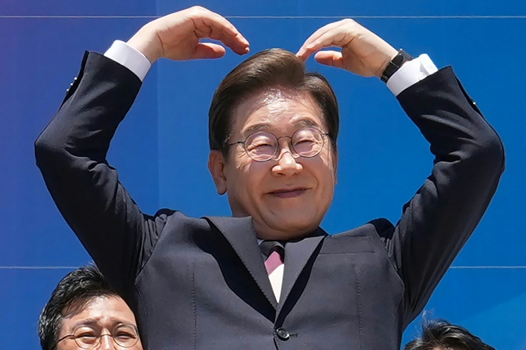 Le président sud-coréen Lee Jae-myung fait fait un cœur avec les bras à l'intention de ses partisans réunis devant l'Assemblée nationale, à Séoul, le 4 juin 2025
