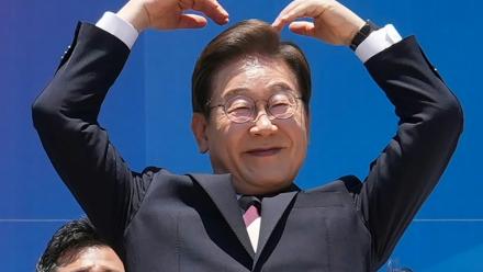 Le président sud-coréen Lee Jae-myung fait fait un cœur avec les bras à l'intention de ses partisans réunis devant l'Assemblée nationale, à Séoul, le 4 juin 2025