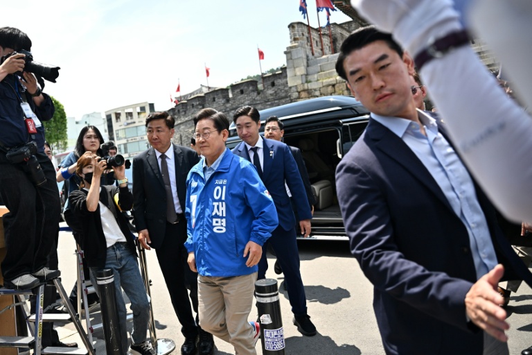 Lee Jae-myung, le candidat à la présidence du Parti démocrate, d'un événement de campagne électorale à Suwon, dans la province de Gyeonggi dans le nord-ouest de la Corée du Sud, le 26 mai 2025