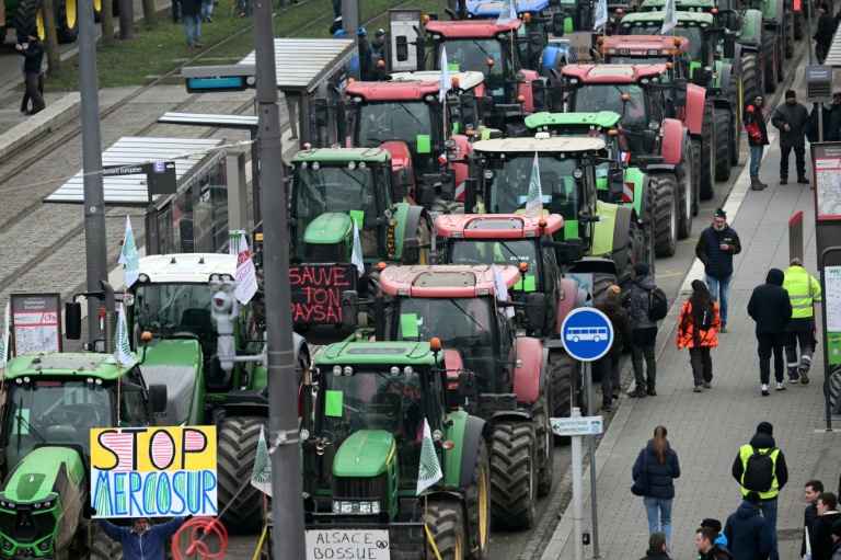 Des tracteurs garés près du Parlement européen lors de manifestations d'agriculteurs contre l'accord de libre-échange entre l'UE et les pays du Mercosur, le 20 janvier 2026 à Strasbourg