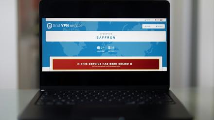 Un écran d'ordinateur portable affiche le site web d'Europol présentant le site web du service First VPN avec le message "Ce service a été saisi", le 21 mai 2026 à Quimper, dans le Finistère 