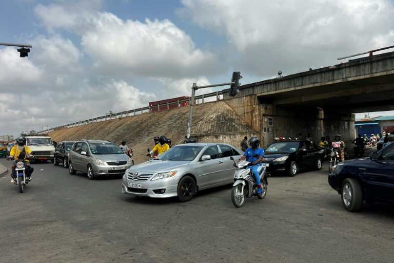 Des automobilistes à Cotonou après que des militaires ont annoncé à la télévision publique avoir 