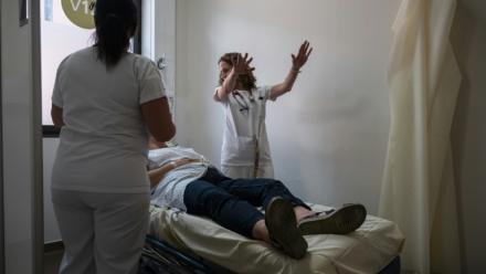 Une patiente souffrant de la canicule est examinée à l'hôpital Purpan de Toulouse le 23 juin 2026