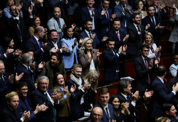 La présidente du groupe Rassemblement national à l'Assemblée nationale, Marine Le Pen, applaudit avec d'autres membres du RN durant l'examen des textes de ce parti le 30 octobre 2025 à Paris