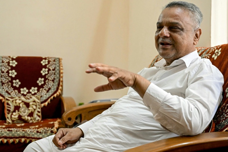 Badasab Saiyed, qui a perdu son frère, sa belle-sœur, son neveu et sa nièce dans le crash du vol 171 d'Air India, lors d'un entretien avec l'AFP à son domicile à Ahmedabad, le 11 novembre 2025 en Inde