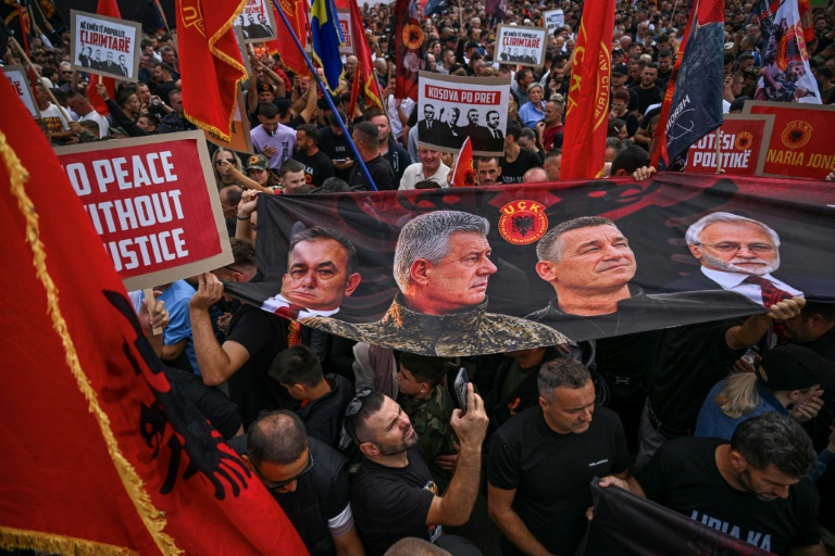 Des dizaines de milliers de Kosovars manifestent en soutien à leur ancien président Hashim Thaçi le 12 septembre 2026 à Pristina