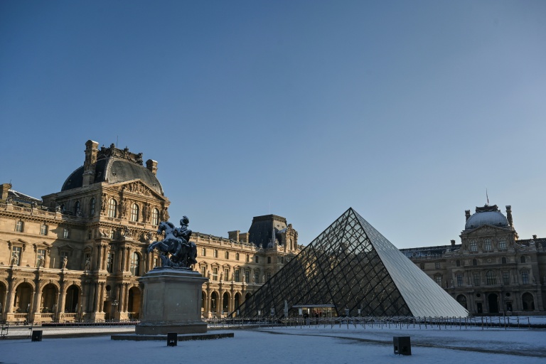 Le musée parisien du Louvre, avec sa pyramide réalisée par l'artiste Ieoh Ming Pei, le 6 janvier 2026
