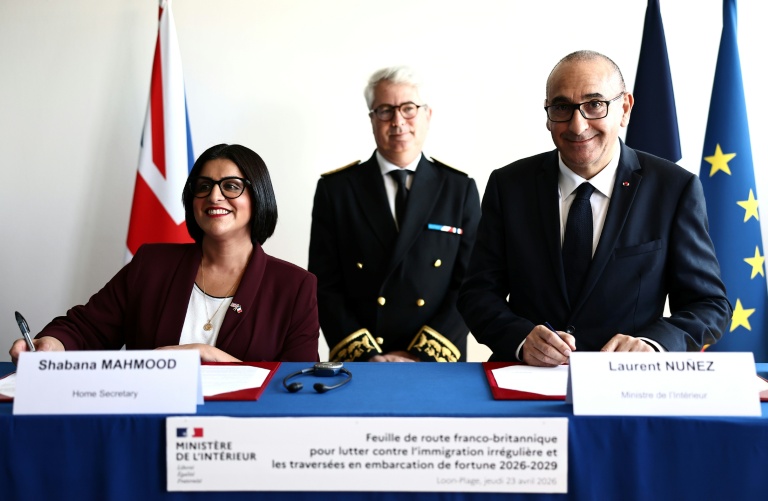La ministre de l'Intérieur britannique Shabana Mahmood (get son homologue français Laurent Nunez (d) à Loon-Plage, lors de la signature d'un accord contre l'immigration irrégulière et les traversées, le 23 avril 2026 dans le nord de la France