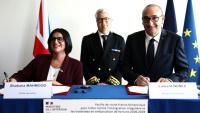 La ministre de l'Intérieur britannique Shabana Mahmood (get son homologue français Laurent Nunez (d) à Loon-Plage, lors de la signature d'un accord contre l'immigration irrégulière et les traversées, le 23 avril 2026 dans le nord de la France