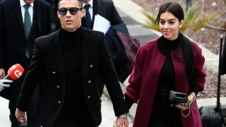 La star portugaise du football, Cristiano Ronaldo, arrive en compagnie de sa compagne espagnole Georgina Rodriguez pour assister à une audience judiciaire concernant une affaire d'évasion fiscale à Madrid, le 22 janvier 2019