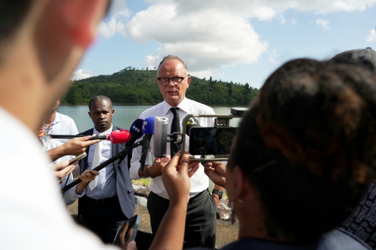 Edouard Philippe (C) s'exprime devant la presse près d'un réservoir d'eau à Tsingoni, à Mayotte, le 22 août 2026