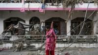 Une femme près des décombres de sa maison à Devighat, Népal, le 28 août 2026 