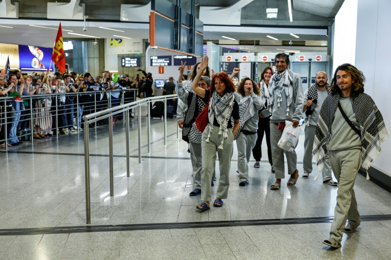 Des militants français, interpellés puis expulsés par Israël à la suite de l'interception de leur flottille à destination de Gaza, à leur arrivée à l'aéroport de Roissy-Charles-de-Gaulle, près de Paris, le 22 mai 2026