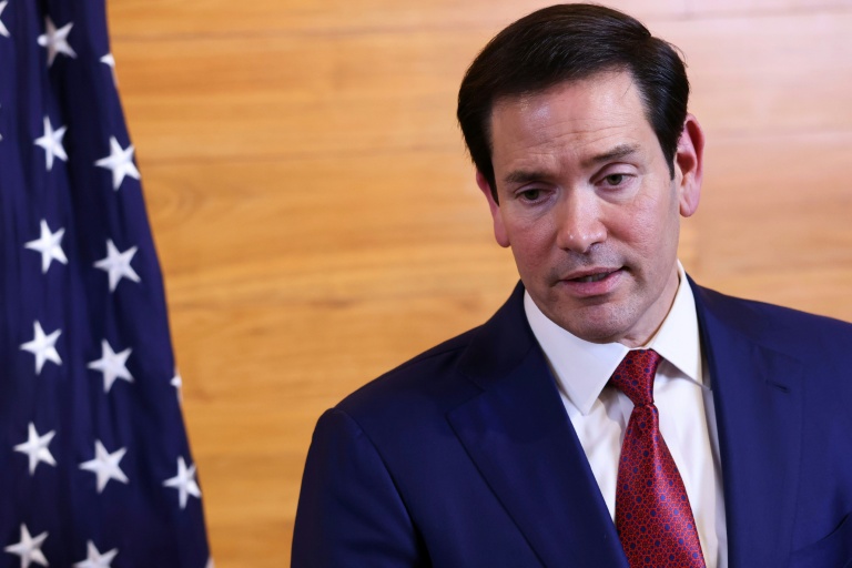 Le secrétaire d'État américain Marco Rubio s'adresse aux journalistes avant de rentrer à Washington après des réunions avec les dirigeants de la Communauté caribéenne (Caricom), à l'aéroport international de Basseterre, à Saint-Kitts-et-Nevis, le 25 février 2026.
