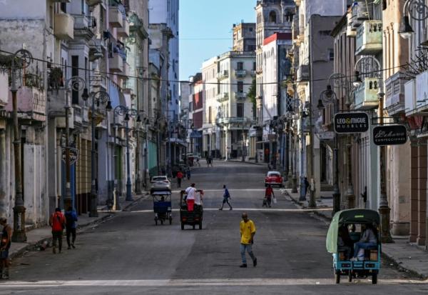 Dans une rue sans courant de La Havane, à Cuba, le 22 mars 2026