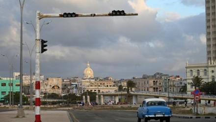 Dans une rue de La Havane privée d'électricité, le 21 mars 2026