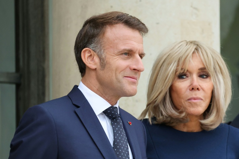 Le président Emmanuel Macron et son épouse Brigitte au palais de l'Elysée le 8 octobre 2025 à Paris
