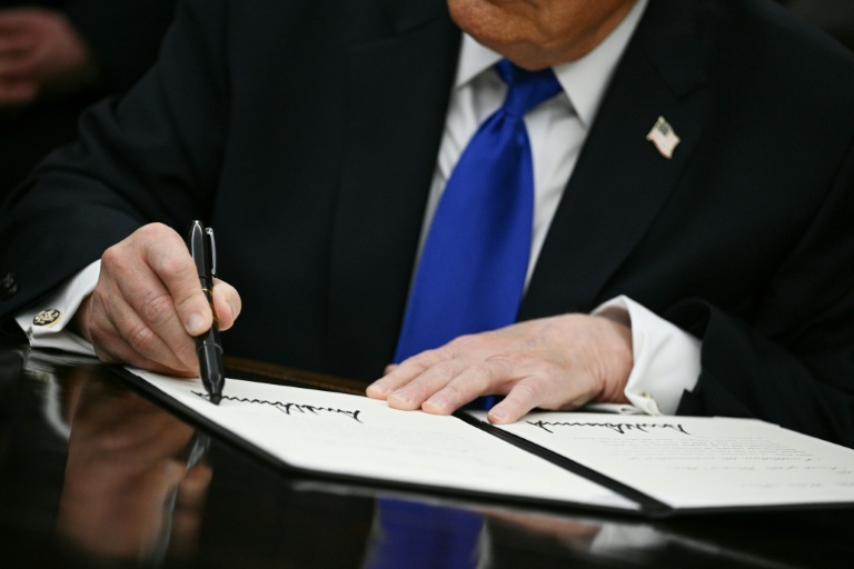 Le président américain Donald Trump signe un décret dans le Bureau ovale de la Maison Blanche, le 30 avril 2026 à Washington