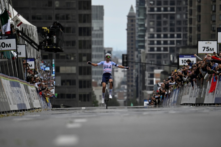 L'Américain Brandon McNulty célèbre sa victoire aux Championnats du monde de cyclisme sur route, le 27 septembre 2026 à Montréal
