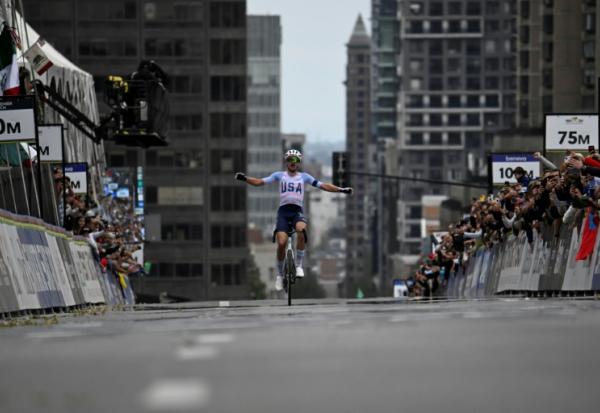 L'Américain Brandon McNulty célèbre sa victoire aux Championnats du monde de cyclisme sur route, le 27 septembre 2026 à Montréal