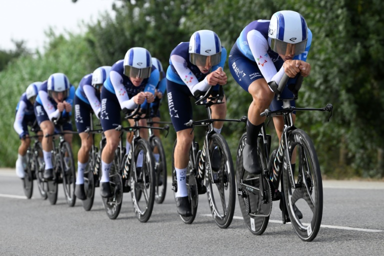 L'équipe cycliste Israel Tech lors d'un contre-la-montre, pendant le Tour d'Espagne, le 27 août 2025 à Figueres