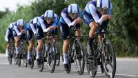 L'équipe cycliste Israel Tech lors d'un contre-la-montre, pendant le Tour d'Espagne, le 27 août 2025 à Figueres