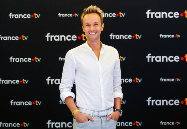 Le présentateur de télévision Cyril Féraud pose lors d'une séance photo à Paris, le 8 juillet 2025