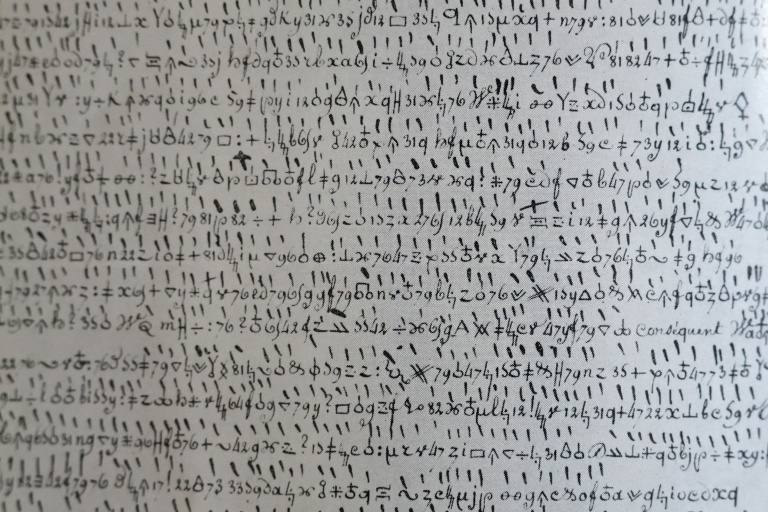 La reproduction d'une lettre de guerre codée remise à l'un des généraux de Napoléon, aux archives militaires du château de Vincennes, près de Paris, le 15 octobre 2026