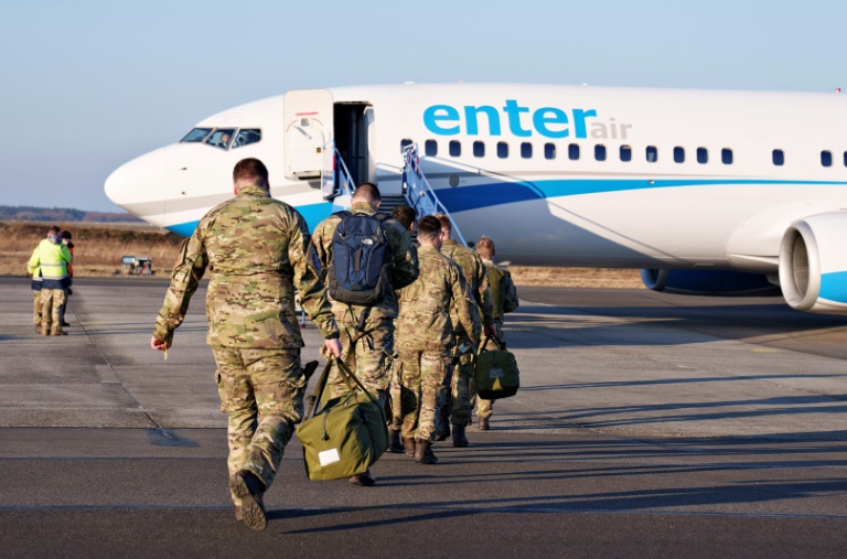 Des soldats danois montent à bord d'un avion lors d'un déploiement à la base aérienne de Karup, le 11 mars 2022 au Danemark