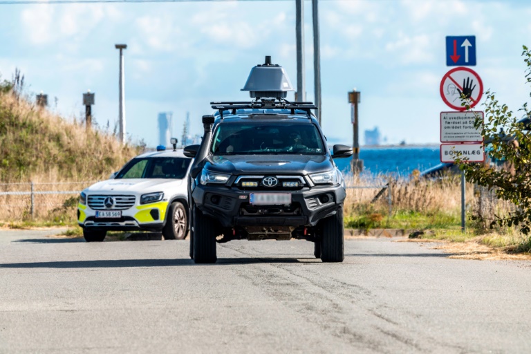 Des véhicules de police près de l'aéroport de Copenhague après un survol de drones, le 23 septembre 2025 au Danemark
