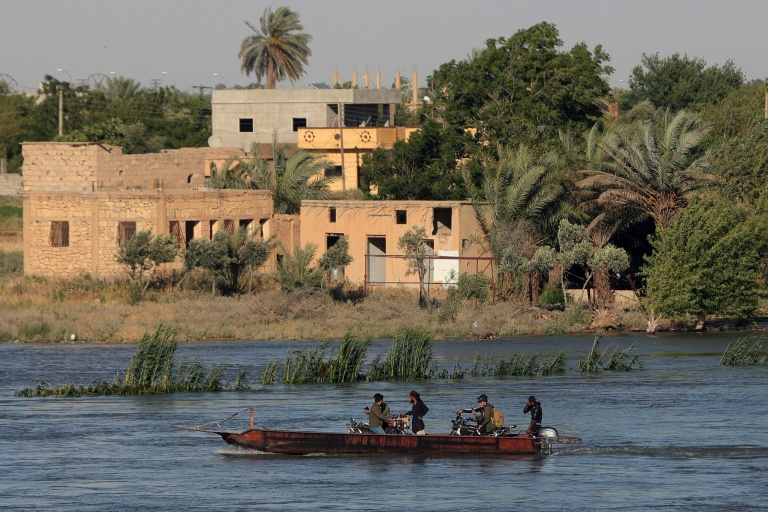 Des habitants traversent l'Euphrate en bateau dans la province syrienne de Deir Ezzor, en proie à des inondations, le 30 mai 2026