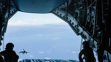 Un chasseur Rafale vole près d'un Airbus A400M au-dessus du détroit de la Sonde le 24 juillet 2024 lors de la mission française Pégase 2024