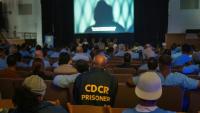 Des prisonniers et des invités assistent à une projection dans le cadre du festival du film de San Quentin, à la prison de San Quentin, en Californie, le 24 octobre 2025