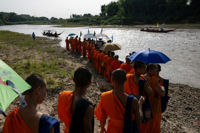 Des moines bouddhistes participent à une marche le long de la rivière Kok, le 5 juin 2026 près de Chiang Rai