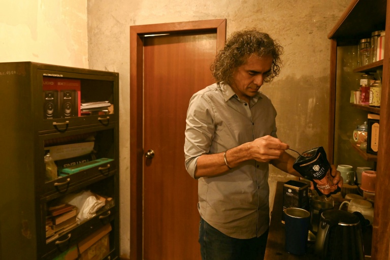Le réalisateur bollywoodien Imtiaz Ali prépare du café, avant une une interview avec l’AFP à Bombay le 27 mai 2026