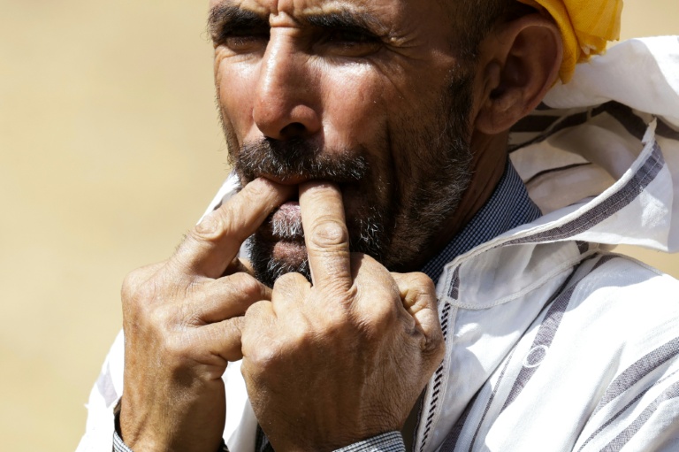 Un habitant du hameau d'Imzerri utilise la pratique ancienne du langage sifflé, permettant de communiquer à travers de vastes distances, le 19 août 2025 dans les montagnes de l'Atlas, au Maroc
