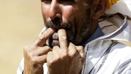 Un habitant du hameau d'Imzerri utilise la pratique ancienne du langage sifflé, permettant de communiquer à travers de vastes distances, le 19 août 2025 dans les montagnes de l'Atlas, au Maroc