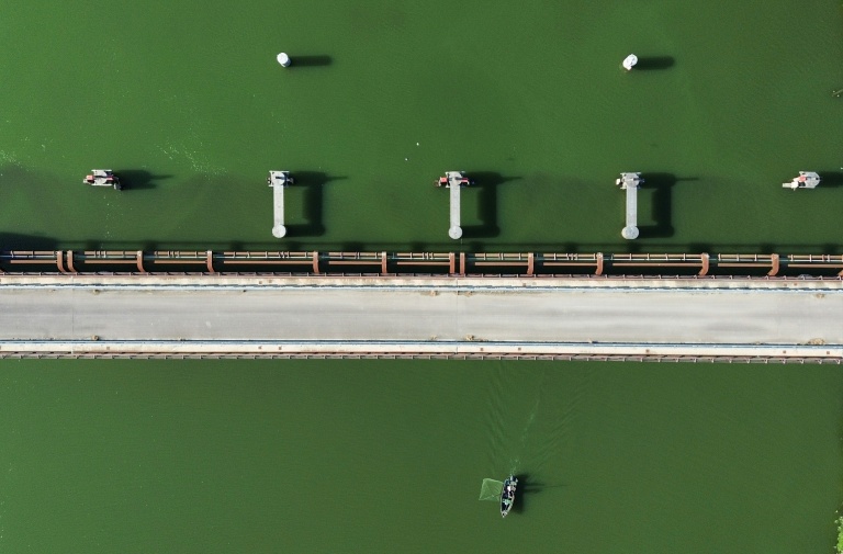 Vue aérienne d'une barrière contre l'intrusion saline vers l'intérieur des terres dans le delta du Pô, près de Scardovari, dans le nord-est de l'Italie, le 25 juin 2026