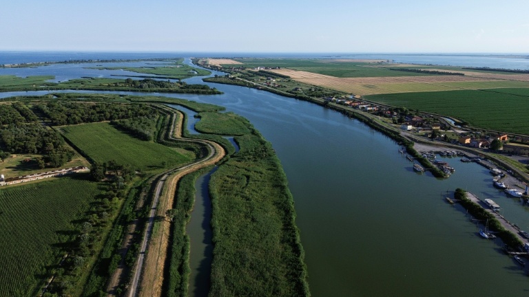 Vue aérienne du fleuve Pô à Scardovari, dans le nord-est de l'Italie, le 25 juin 2026