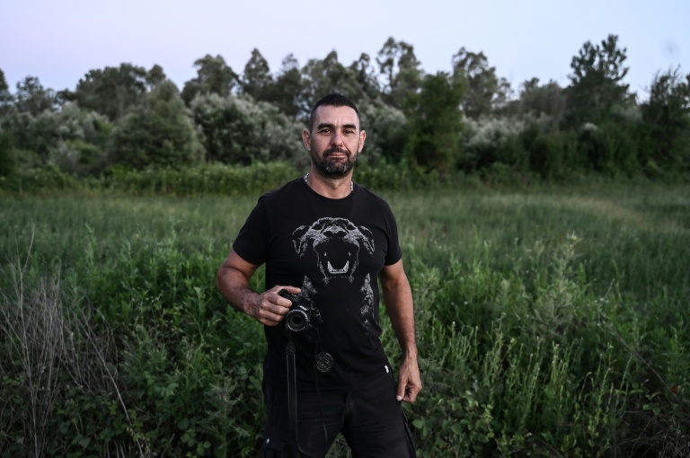 Le photographe animalier amateur Eleftherios Zioutis à Grevena, dans le nord-ouest de la Grèce, le 21 juin 2026