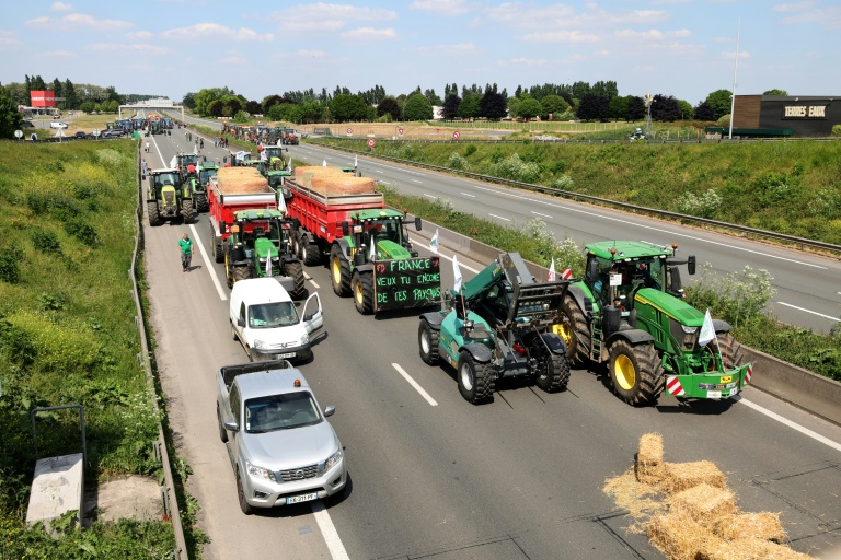 Des agriculteurs bloquent l'autoroute A1 avec des tracteurs près de Lille, pour réclamer des assouplissements le 19 mai 2025